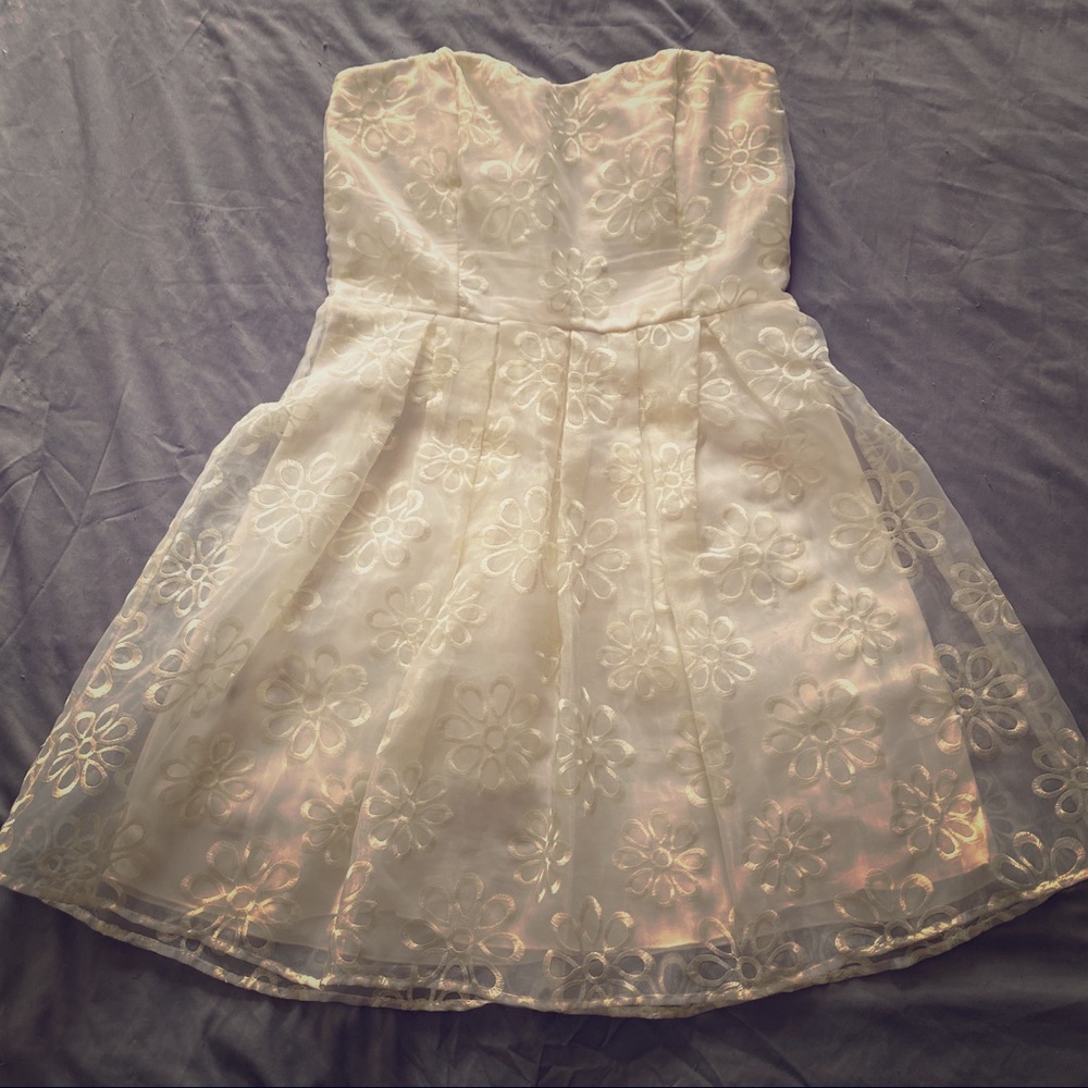 Strapless dress with flower embroidery detail